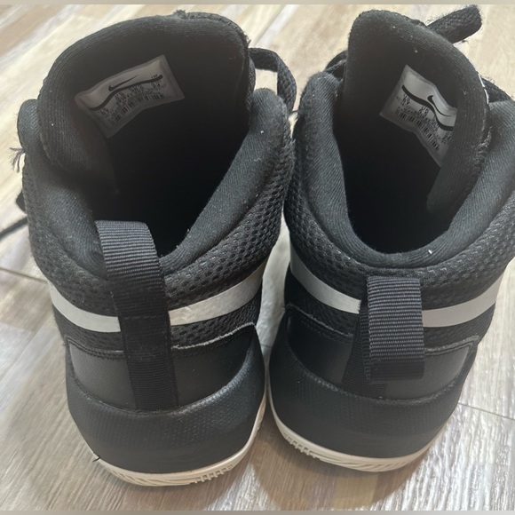Nike Team Hustle D8 Black Basketball Shoes, Size 6Y - Picture 5 of 15